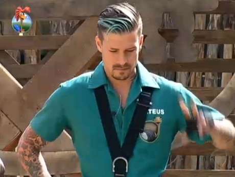 Mateus brinca com a namorada durante conversa <p>Mateus brinca com a namorada durante conversa</p>
