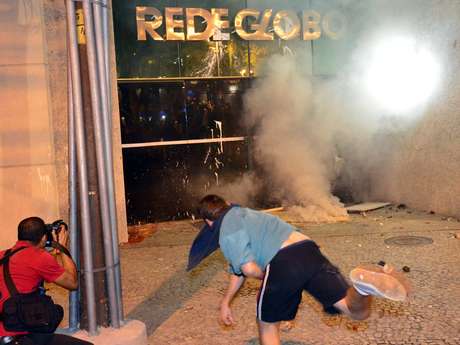 Coquetéis molotov foram lançados e a porta do prédio foi arrombada Coquetéis molotov foram lançados e a porta do prédio foi arrombada