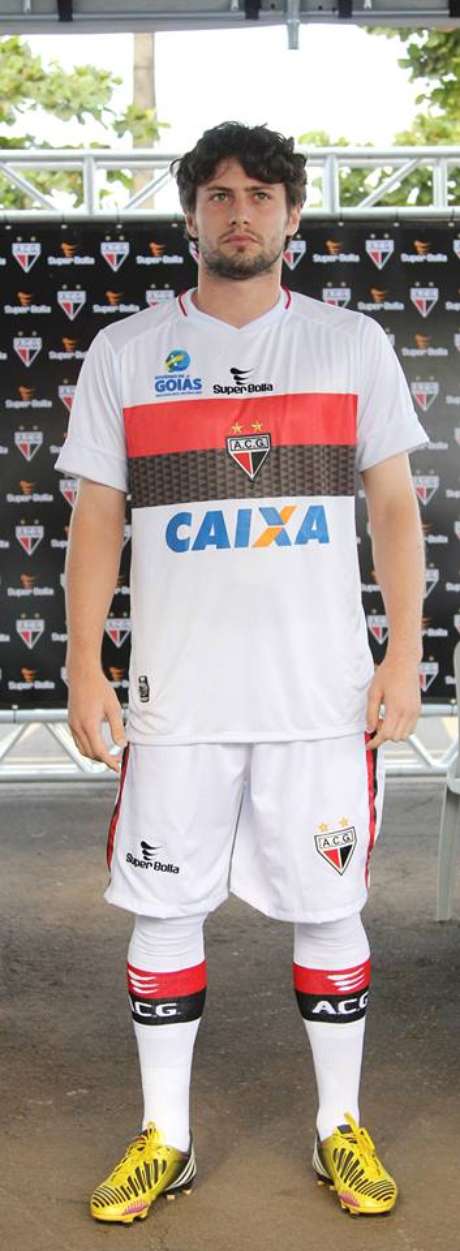 João Paulo posa com uniforme com estampa da Caixa João Paulo posa com uniforme com estampa da Caixa
