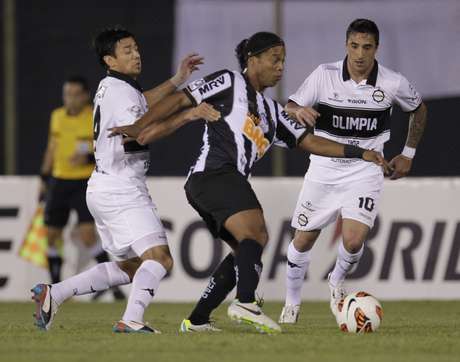Cercado pela marcação, Ronaldinho tenta jogada no campo ofensivo Cercado pela marcação, Ronaldinho tenta jogada no campo ofensivo