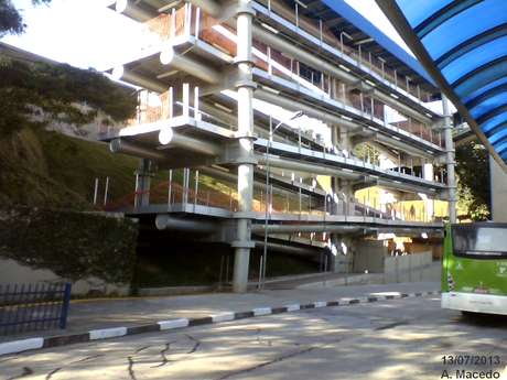 Alecir Macedo / vc repórter <p>Rampa prevista no projeto original do terminal de ônibus Cachoeirinha deveria ter sido concluída no final de 2011, mas segue no "esqueleto" de concreto</p>
