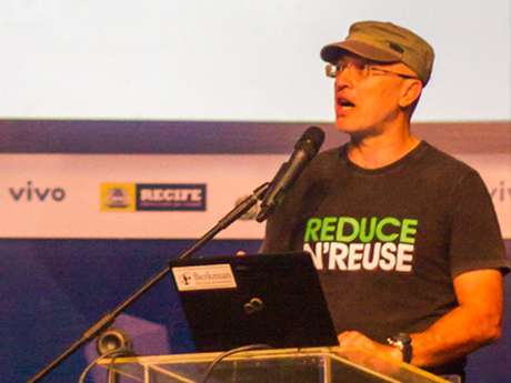 Silvio Meira, professor e empreendedor, instigou participantes a serem mais do que 'ativistas de redes sociais' e começarem 'mudança no mundo' Silvio Meira, professor e empreendedor, instigou participantes a serem mais do que 'ativistas de redes sociais' e começarem 'mudança no mundo'