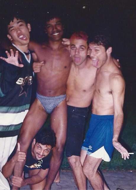 Grupo Mamonas Assassinas ao lado do cantor Alexandre Pires <p>Grupo Mamonas Assassinas ao lado do cantor Alexandre Pires</p>