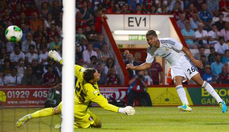 Casemiro "chapelou" um defensor antes de o seu primeiro gol com a camisa do Real Madrid <p>Casemiro "chapelou" um defensor antes de o seu primeiro gol com a camisa do Real Madrid</p>