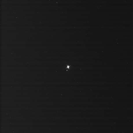 Imagem feita pela sonda Cassini, e ainda não processada pela Nasa, mostra o Sol e a Terra Imagem feita pela sonda Cassini, e ainda não processada pela Nasa, mostra o Sol e a Terra