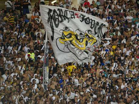 Maracanã teve festa dos vascaínos no primeiro clássico entre clubes que recebeu após a reforma <p>Maracanã teve festa dos vascaínos no primeiro clássico entre clubes que recebeu após a reforma</p>