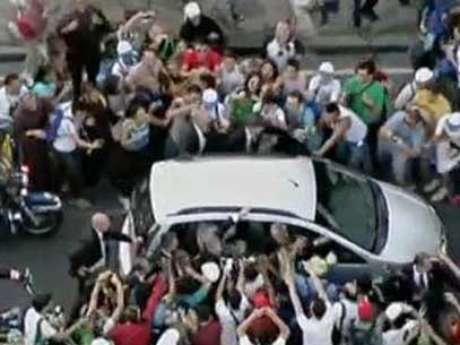 Carro que levava o Papa ficou preso em congestionamento na segunda-feira <p>Carro que levava o Papa ficou preso em congestionamento na segunda-feira</p>