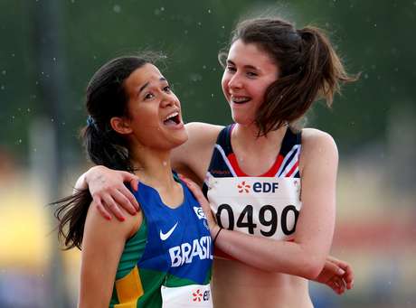 Verônica é felicitada pela britânica Olivia Hahn após vencer a prova <p>Verônica é felicitada pela britânica Olivia Hahn após vencer a prova</p>