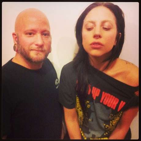 Lady Gaga fez um piercing Lady Gaga fez um piercing