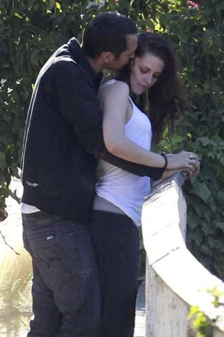 As fotos da traição de Kristen Stewart e Rupert Sanders foram parar nas páginas de revistas em todo o mundo <p>As fotos da traição de Kristen Stewart e Rupert Sanders foram parar nas páginas de revistas em todo o mundo</p>