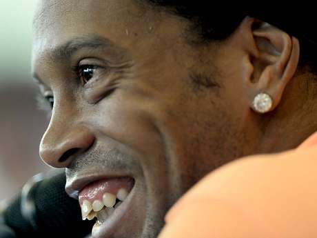 Ronaldinho durante entrevista coletiva de terça-feira: mais sorrisos e menos comentários sobre a primeira final <p>Ronaldinho durante entrevista coletiva de terça-feira: mais sorrisos e menos comentários sobre a primeira final</p>
