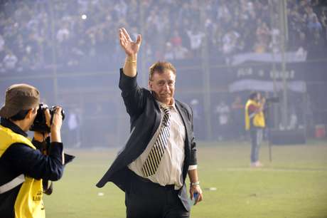 Ever Hugo Almeida já tem status de lenda para os fãs do Olimpia Ever Hugo Almeida já tem status de lenda para os fãs do Olimpia