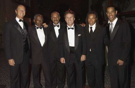 Da esquerda para a direita: Falcao, Djalma Santos, Junior, Zico, Edgar Davids e Ronaldinho posam para foto em festa da Fifa em Londres, em 2004 Da esquerda para a direita: Falcao, Djalma Santos, Junior, Zico, Edgar Davids e Ronaldinho posam para foto em festa da Fifa em Londres, em 2004