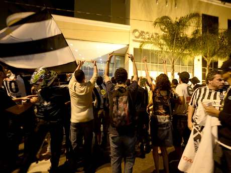 Pelo menos 300 atleticanos se reuniram na frente do Hotel Caesar Business <p>Pelo menos 300 atleticanos se reuniram na frente do Hotel Caesar Business</p>