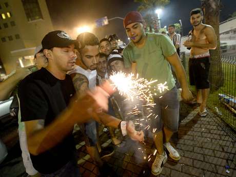 Paraguaios reclamaram dos fogos disparados por torcedores do Atlético-MG para minar o sono dos jogadores do Olimpia <p>Paraguaios reclamaram dos fogos disparados por torcedores do Atlético-MG para minar o sono dos jogadores do Olimpia</p>