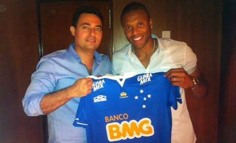Meia-atacante revelado pelo São Paulo posou para foto com dirigente do Cruzeiro <p>Meia-atacante revelado pelo São Paulo posou para foto com dirigente do Cruzeiro</p>