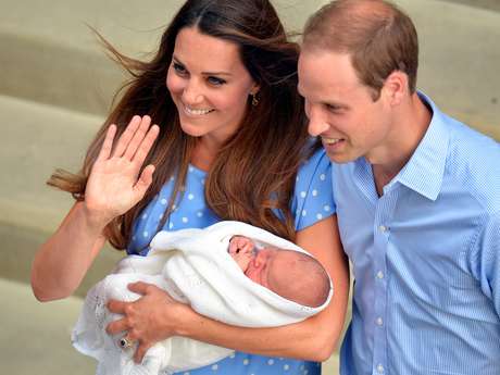 O príncipe William e a mulher, Kate, saem do hospital em Londres com o filho, George Alexander Louis, o mais novo herdeiro do trono britânico O príncipe William e a mulher, Kate, saem do hospital em Londres com o filho, George Alexander Louis, o mais novo herdeiro do trono britânico