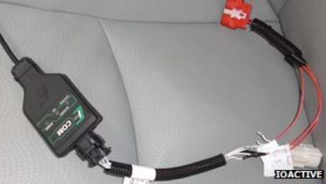 Um cabo foi utilizado para conectar o computador a unidade de controle eletrônico do carro Um cabo foi utilizado para conectar o computador a unidade de controle eletrônico do carro