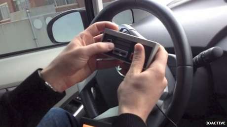 Os pesquisadores conseguiram ligar, parar, e conduzir um carro usando um controle de Nintendo Os pesquisadores conseguiram ligar, parar, e conduzir um carro usando um controle de Nintendo