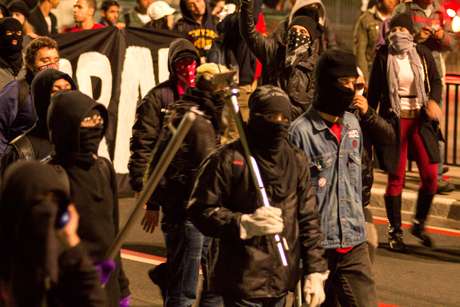 Manifestantes interditaram a avenida Paulista em protesto nesta sexta-feira. Agências bancárias foram alvo de atos de vandalismo Manifestantes interditaram a avenida Paulista em protesto nesta sexta-feira. Agências bancárias foram alvo de atos de vandalismo