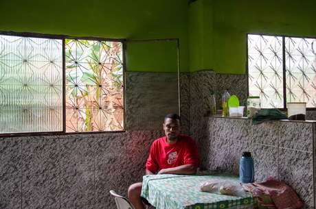 O dono de um minimercado contabilizava os prejuízos em R$ 3 mil com bebidas e comidas armazenadas O dono de um minimercado contabilizava os prejuízos em R$ 3 mil com bebidas e comidas armazenadas