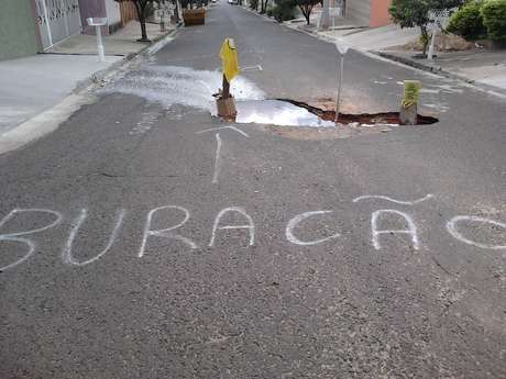Eduardo Meira / vc repórter <p>Sinalização em buraco em rua do bairro Toffoli foi feita pelos próprios moradores, para evitar acidentes</p>
