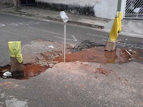 Eduardo Meira / vc repórter <p>De acordo com a prefeitura, reparo no buraco foi feito na manhã desta segunda-feira</p>