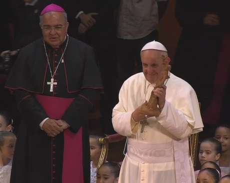 Papa Francisco recebeu presentes e abençoou fiéis em mais um dia de atividades no Brasil <p>Papa Francisco recebeu presentes e abençoou fiéis em mais um dia de atividades no Brasil</p>