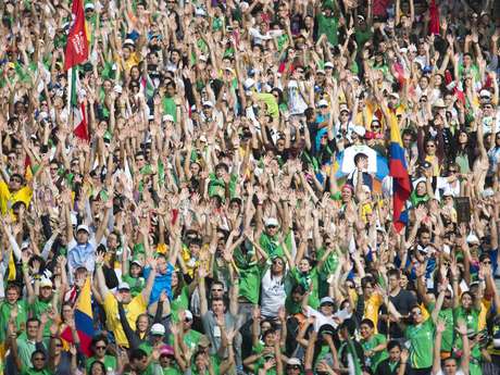 Participantes da JMJ dançam em um flash mob antes da Missa de Envio, em Copacabana <p>Participantes da JMJ dançam em um flash mob antes da Missa de Envio, em Copacabana</p>