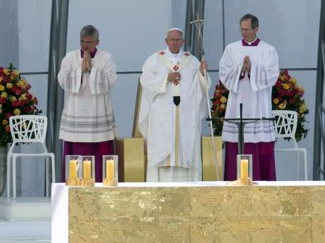 Daniel Ramalho / Terra <p>O papa Francisco celebra a Missa do Envio diante de milhares de fiéis na praia de Copacabana</p>