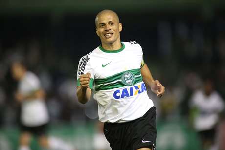 Alex vê excesso de influência da Globo no futebol brasileiro <p>Alex vê excesso de influência da Globo no futebol brasileiro</p>