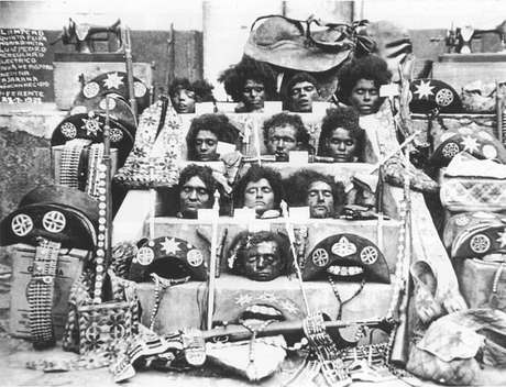 Após sua morte, o cangaceiro e seu bando, assim como sua companheira Maria Déia, conhecida como Maria Bonita, tiveram suas cabeças cortadas e expostas, como exemplo para a população <p class="text">Após sua morte, o cangaceiro e seu bando, assim como sua companheira Maria Déia, conhecida como Maria Bonita, tiveram suas cabeças cortadas e expostas, como exemplo para a população</p>