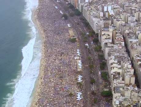 Terra TV / Reprodução <p>Público estimado em 3 milhões de pessoas devem deixar as areias de Copacabana após Missa de Envio</p>