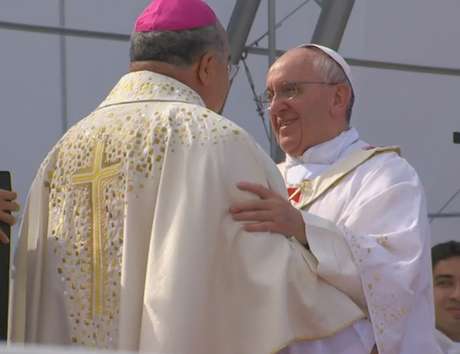 Papa Francisco e dom Orani se abraçam afetuosamente após a mensagem inicial do arcebispo <p>Papa Francisco e dom Orani se abraçam afetuosamente após a mensagem inicial do arcebispo</p>