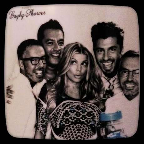 Fergie se divertiu com os amigos em seu 'gayby shower', o chá de bebê gay que fez para o filho, em homenagem aos seus amigos homossexuais Fergie se divertiu com os amigos em seu 'gayby shower', o chá de bebê gay que fez para o filho, em homenagem aos seus amigos homossexuais