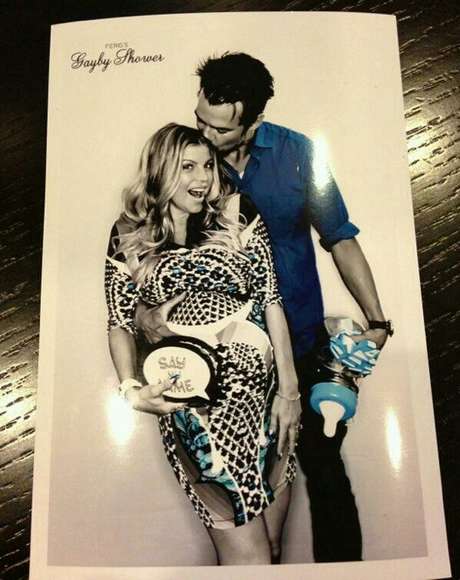 Fergie e o marido Josh Duhamel reuniram amigos para um chá de bebê neste domingo (28) <p>Fergie e o marido Josh Duhamel reuniram amigos para um chá de bebê neste domingo (28)</p>