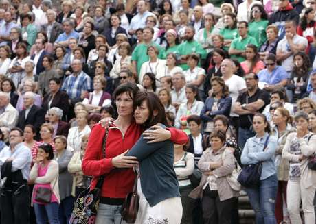 Inúmeras pessoas se reuniram em uma praça ao lado da catedral para acompanhar a homenagem às vítimas do acidente Inúmeras pessoas se reuniram em uma praça ao lado da catedral para acompanhar a homenagem às vítimas do acidente