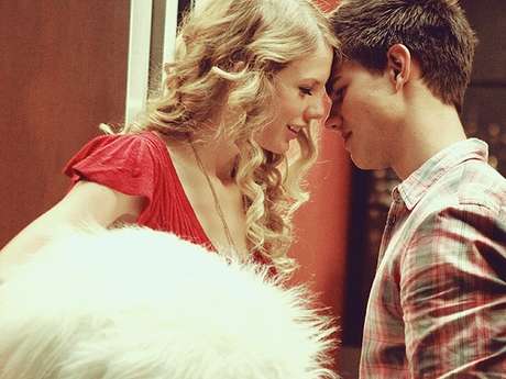 Na foto, a cantora com Taylor Lautner <p>Na foto, a cantora com Taylor Lautner</p>