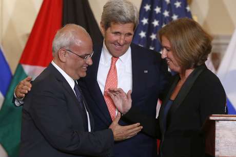 John Kerry promove cumprimento entre a ministra israelense Tzipi Livini (dir.) e o negociador palestino Saeb Erekat, em Washington John Kerry promove cumprimento entre a ministra israelense Tzipi Livini (dir.) e o negociador palestino Saeb Erekat, em Washington