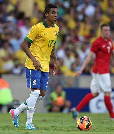 Sem espaço entre os escolhidos por Guardiola, Luiz Gustavo teria despertado interesse no Chelsea, no Arsenal e no Wolfsburg <p>Sem espaço entre os escolhidos por Guardiola, Luiz Gustavo teria despertado interesse no Chelsea, no Arsenal e no Wolfsburg</p>