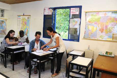 Com programa voltado para jovens e adultos, Vitória tenta reduzir as taxas de analfabetismo Com programa voltado para jovens e adultos, Vitória tenta reduzir as taxas de analfabetismo