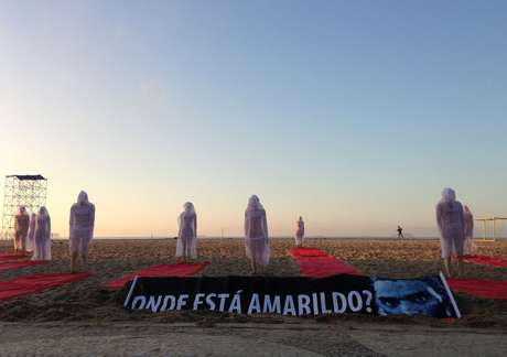 Na praia de Copacabana, uma faixa perguntava aonde estaria Amarildo, desaparecido na Rocinha <p>Na praia de Copacabana, uma faixa perguntava aonde estaria Amarildo, desaparecido na Rocinha</p>