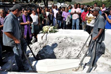 O corpo de Isabela Severo dos Santos, 3 anos, é sepultado no cemitério Campo Grande <p>O corpo de Isabela Severo dos Santos, 3 anos, é sepultado no cemitério Campo Grande</p>