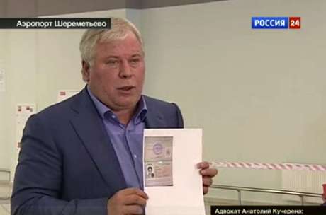 Frame de televisão russa mostra o advogado Kucherena com o documento de Snowden Frame de televisão russa mostra o advogado Kucherena com o documento de Snowden