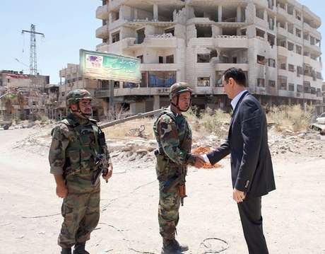 Assad cumprimenta soldados em Daraya, nos arredores de Damasco Assad cumprimenta soldados em Daraya, nos arredores de Damasco