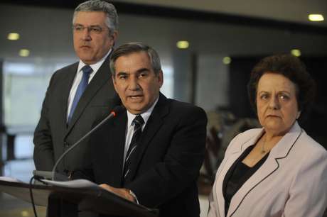 Ministros Alexandre Padilha, da Saúde, Gilberto Carvalho, da Secretaria da Presidência, e Eleonora Menicucci, de Políticas para as Mulheres, explicaram a lei à imprensa <p>Ministros Alexandre Padilha, da Saúde, Gilberto Carvalho, da Secretaria da Presidência, e Eleonora Menicucci, de Políticas para as Mulheres, explicaram a lei à imprensa</p><p> </p>
