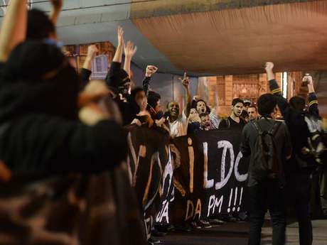 Manifestantes carregam faixa cobrando informações sobre o paradeiro do pedreiro Amarildo de Souza, desaparecido no Rio de Janeiro Manifestantes carregam faixa cobrando informações sobre o paradeiro do pedreiro Amarildo de Souza, desaparecido no Rio de Janeiro