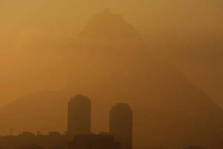 Neblina encobriu nesta quinta-feira o Rio de Janeiro e fechou os aeroportos Tom Jobim e Santos Dumont Neblina encobriu nesta quinta-feira o Rio de Janeiro e fechou os aeroportos Tom Jobim e Santos Dumont