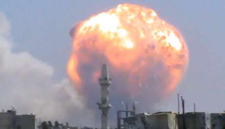 Frame de vídeo mostra grande bola de fogo emergindo de depósito de munições em Homs Frame de vídeo mostra grande bola de fogo emergindo de depósito de munições em Homs