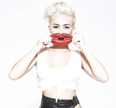 Miley Cyrus começou sua carreira como estrela-mirim da Disney e se transformou em cantora pop envolvida em polêmicas com drogas, fotos na internet e brigas públicas com paparazzi Miley Cyrus começou sua carreira como estrela-mirim da Disney e se transformou em cantora pop envolvida em polêmicas com drogas, fotos na internet e brigas públicas com paparazzi